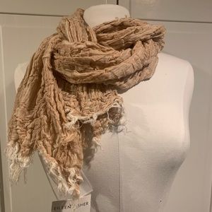Organic cotton scarf with fringe.